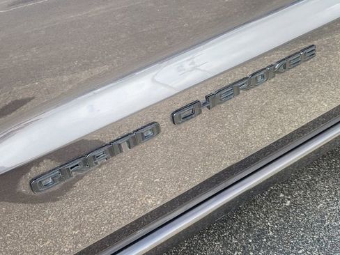 Used 2017 Jeep Grand Cherokee Altitude RWD image 32
