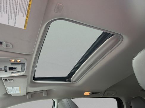 Used 2023 Toyota Sienna XLE FWD image 9