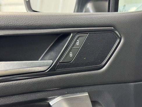 Used 2022 Volkswagen Tiguan SE image 9