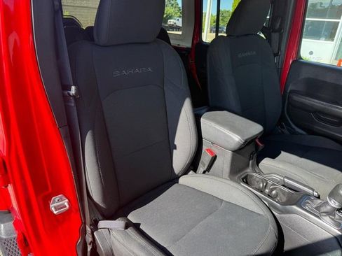 Used 2019 Jeep Wrangler Unlimited Sahara AWD/4WD image 11