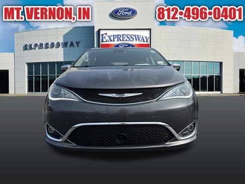 Used 2019 Chrysler Pacifica Limited w/ Tire & Wheel Group FWD image 2