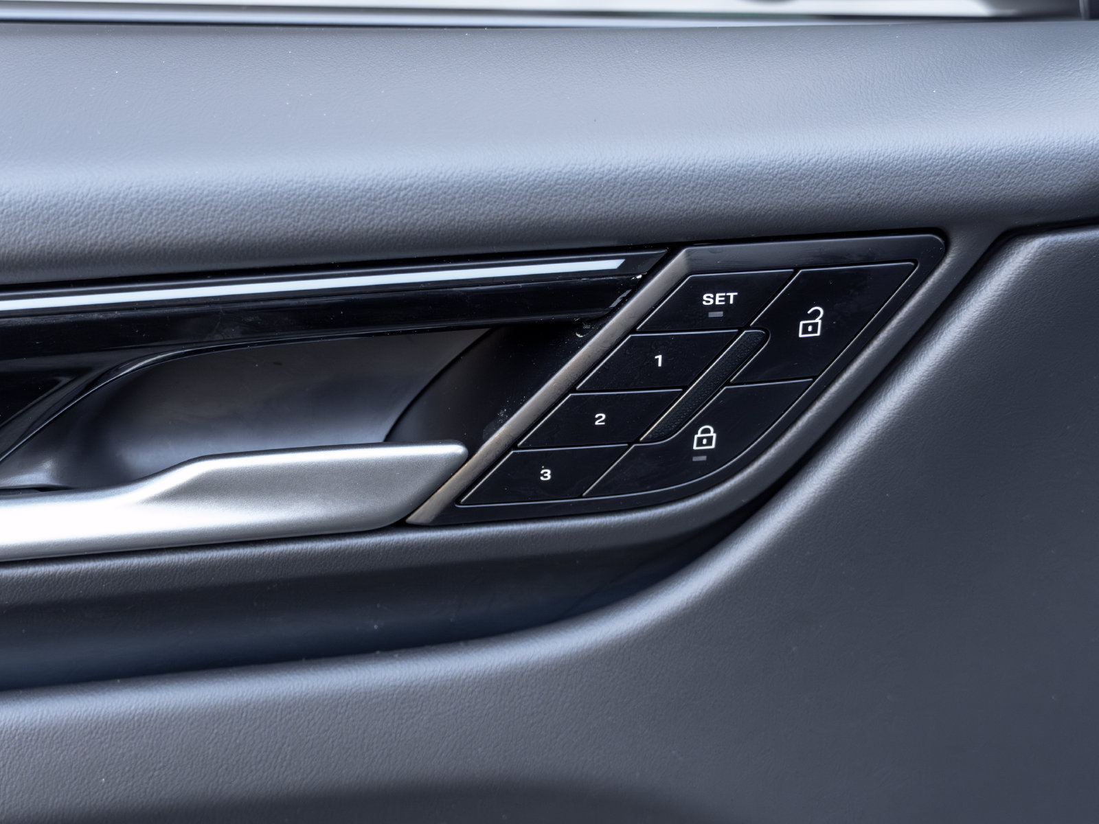 Certified 2025 Porsche Macan 4 Electric AWD/4WD image 21