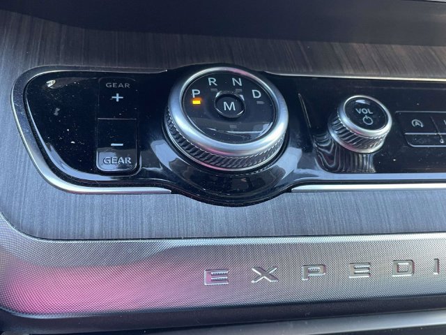 Used 2025 Ford Expedition Max Platinum w/ Platinum Ultimate Package AWD/4WD image 13