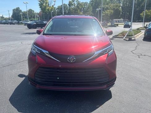 Used 2023 Toyota Sienna LE AWD/4WD image 2