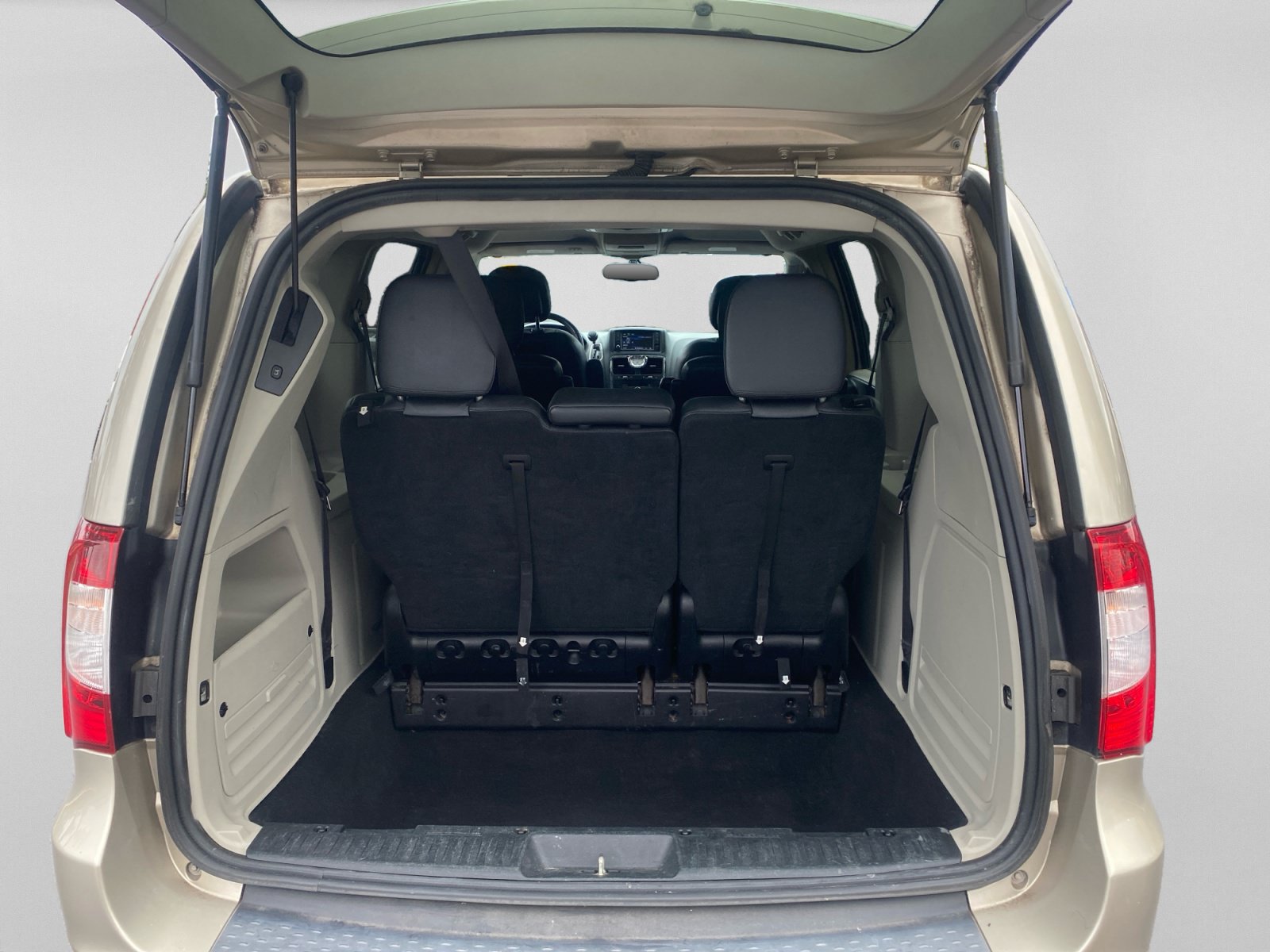 Used 2016 Chrysler Town & Country Touring FWD image 23