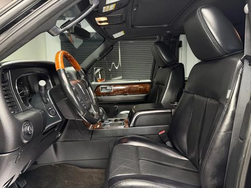 Used 2017 Lincoln Navigator L Select RWD image 30