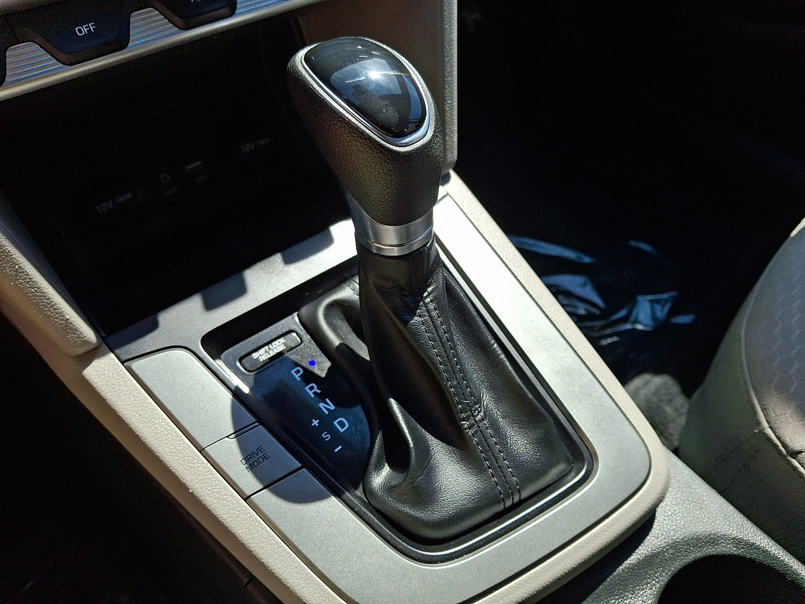 Used 2020 Hyundai Elantra SE FWD image 14