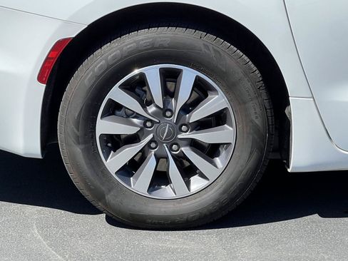 Used 2022 Chrysler Pacifica Touring-L FWD image 15