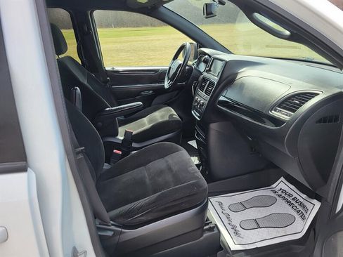 Used 2016 Dodge Grand Caravan SE image 12