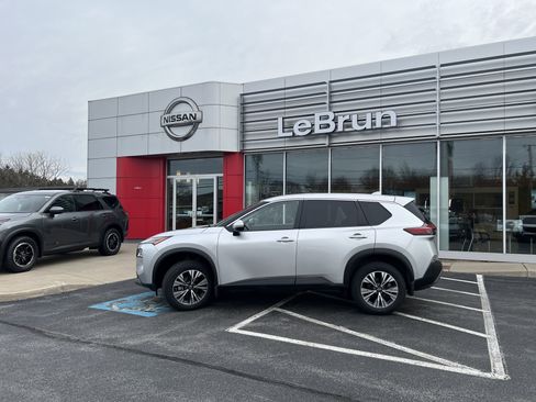 Used 2023 Nissan Rogue SV image 2