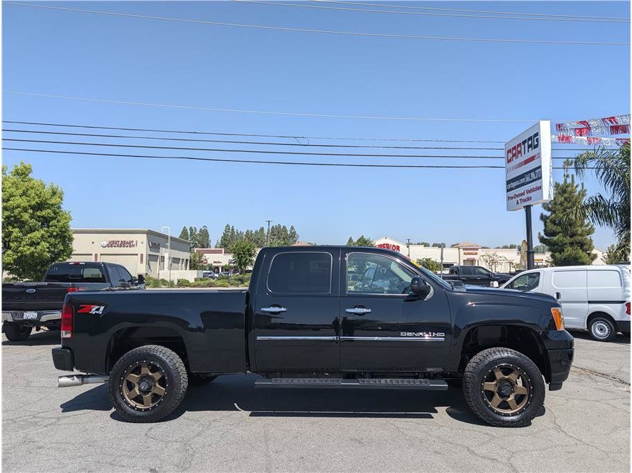 Used 2011 GMC Sierra 2500 Denali w/ Suspension Package, Off-Road AWD/4WD image 4