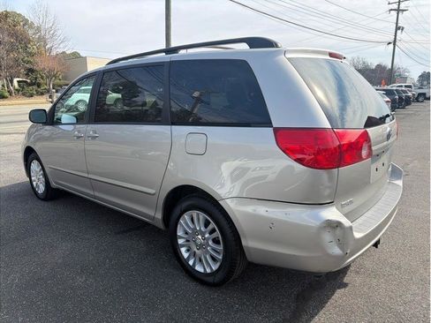 Used 2010 Toyota Sienna LE image 4