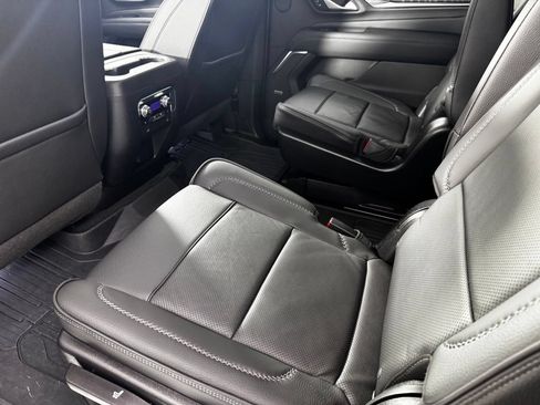 Used 2022 GMC Yukon XL Denali w/ Denali Premium Package AWD/4WD image 15