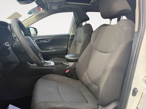 Used 2021 Toyota RAV4 XLE w/ Convenience Package image 9