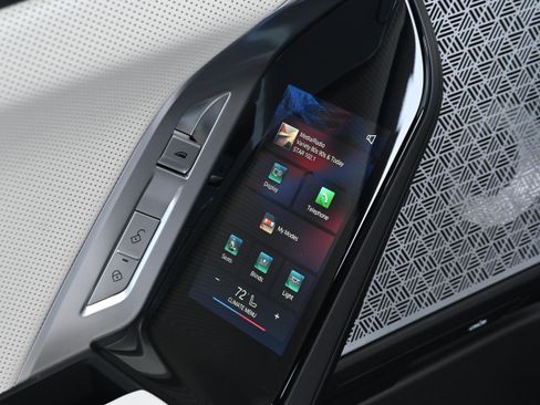 Certified 2024 BMW 760i xDrive w/ Executive Package image 23