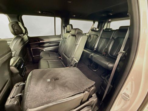 Used 2023 Jeep Wagoneer L Series II AWD/4WD image 28