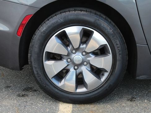 Used 2018 Chrysler Pacifica Limited w/ Advanced Safetytec Group FWD image 39