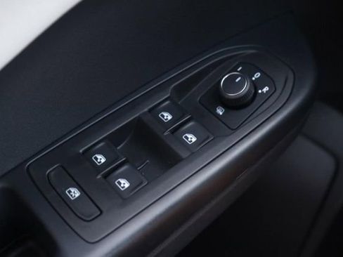 New 2025 Volkswagen Taos SEL image 19