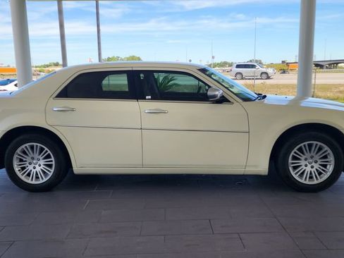 Used 2010 Chrysler 300 Touring image 5