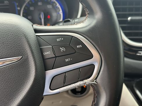 Used 2017 Chrysler Pacifica Touring-L w/ Tire & Wheel Group image 19