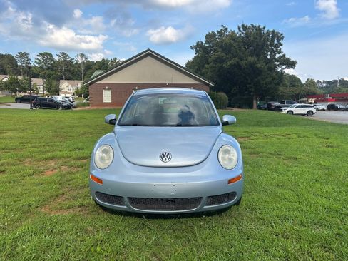 Used 2010 Volkswagen Beetle Coupe FWD image 2