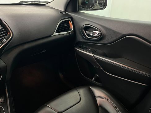 Used 2019 Jeep Cherokee Latitude Plus AWD/4WD image 11
