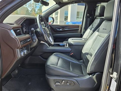 Used 2021 GMC Yukon Denali w/ Denali Premium Package image 3