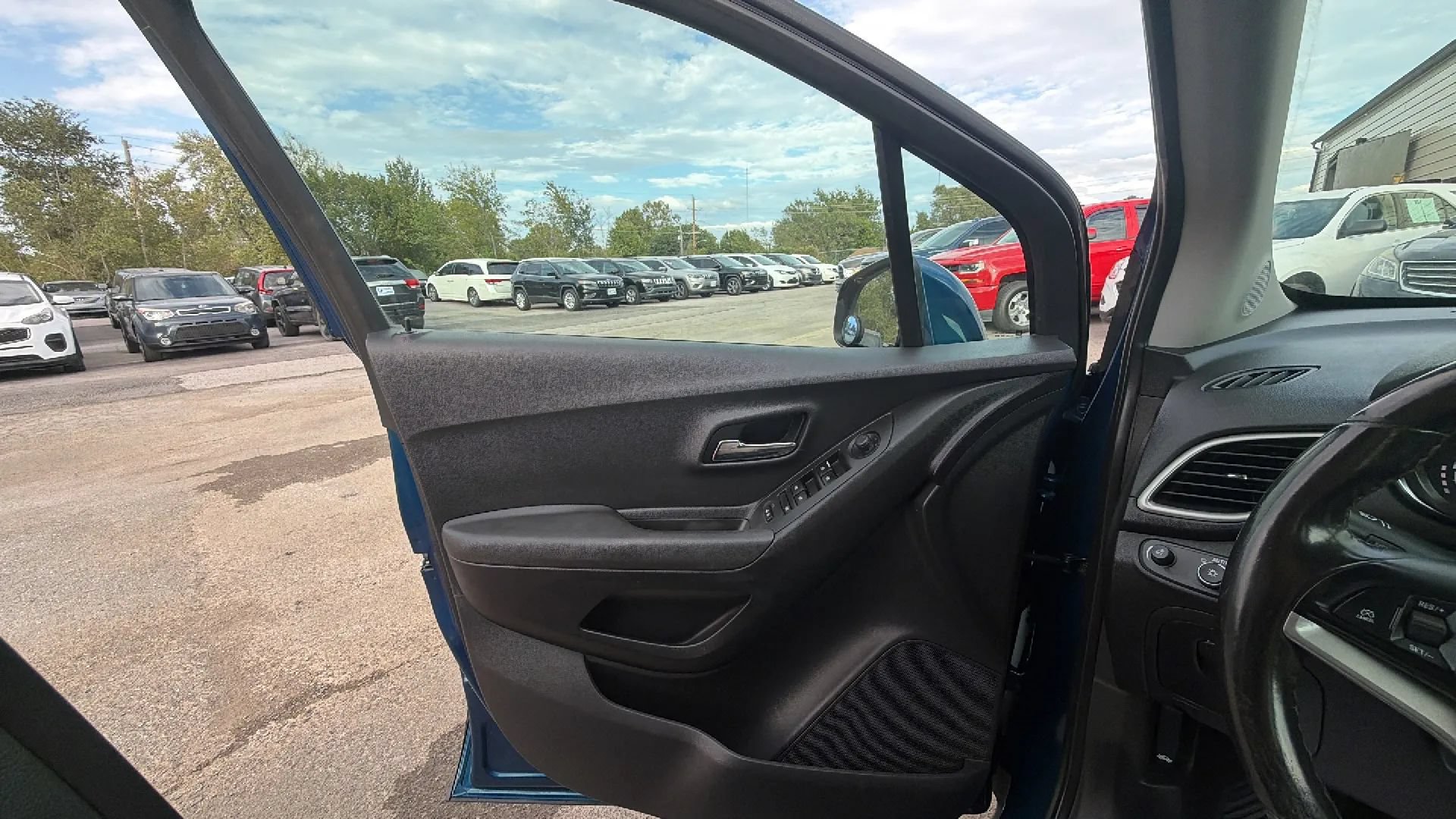 Used 2019 Chevrolet Trax LT w/ LT Convenience Package FWD image 38