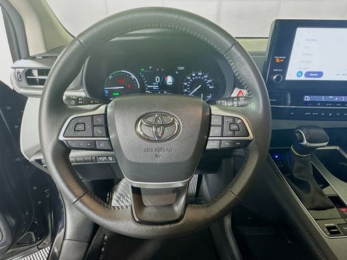Used 2025 Toyota Sienna XLE FWD image 15
