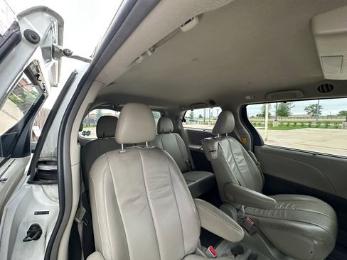 Used 2013 Toyota Sienna XLE w/ Entertainment Pkg FWD image 18