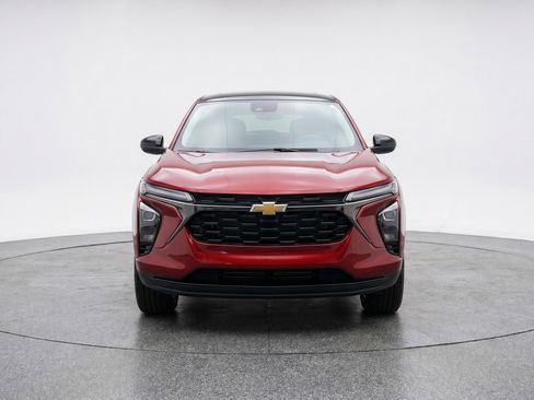 Used 2025 Chevrolet Trax LT FWD image 2