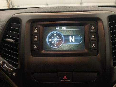 Used 2016 Jeep Cherokee Latitude FWD image 8
