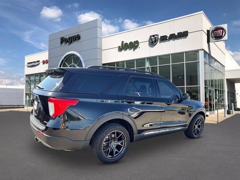 Used 2022 Ford Explorer XLT w/ Equipment Group 202A AWD/4WD image 2