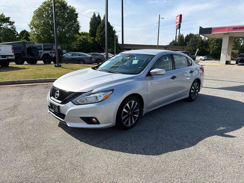 Used 2016 Nissan Altima 2.5 SV FWD image 1