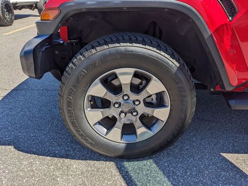 Used 2019 Jeep Wrangler Unlimited Sahara w/ Dual Top Group AWD/4WD image 32