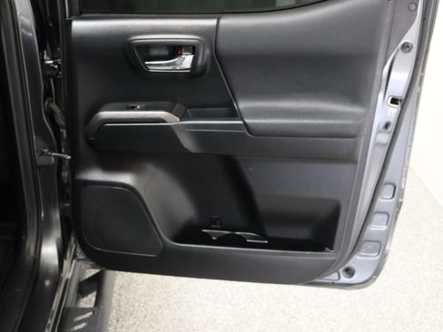 Used 2018 Toyota Tacoma TRD Sport w/ Technology Package RWD image 32
