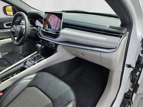 Used 2024 Jeep Compass Latitude image 20