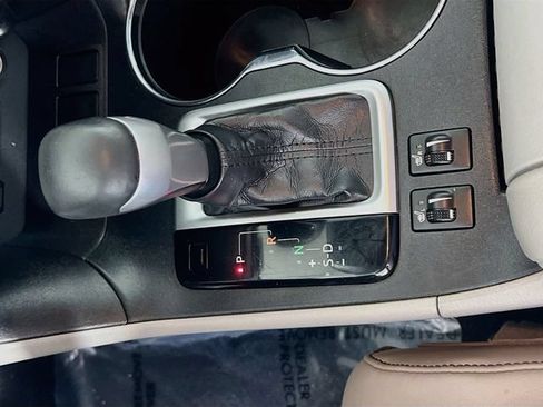 Used 2019 Toyota Highlander XLE FWD image 24