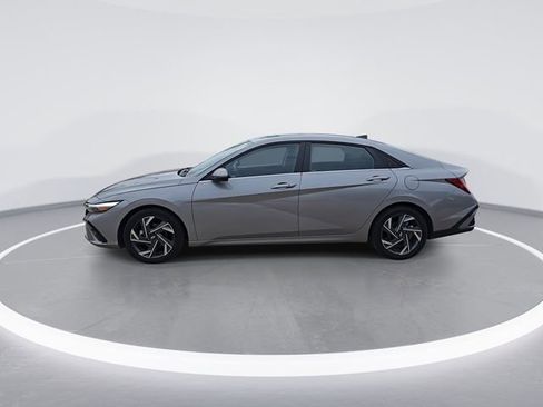 Used 2025 Hyundai Elantra SEL FWD image 5