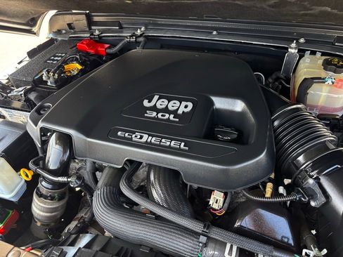 Used 2021 Jeep Wrangler Unlimited Sahara AWD/4WD image 29