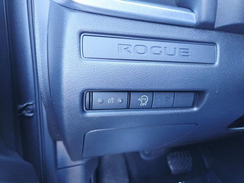 Used 2023 Nissan Rogue S image 32