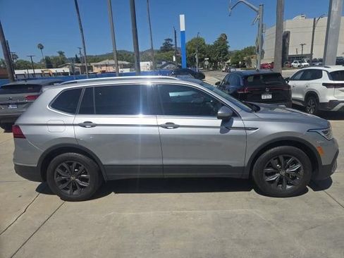 Certified 2023 Volkswagen Tiguan SE w/ Panoramic Sunroof Package FWD image 2