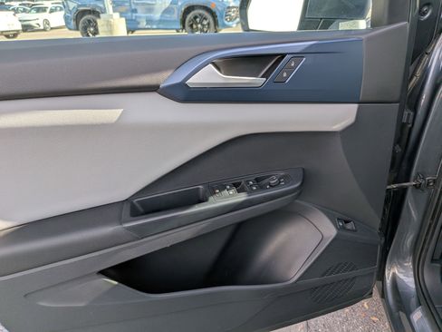 Certified 2023 Volkswagen Taos SE w/ Panoramic Sunroof Package image 15