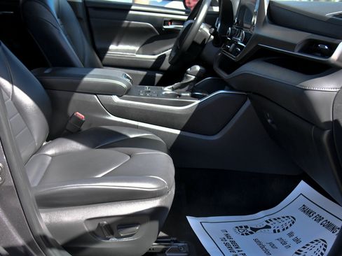 Used 2024 Toyota Highlander XLE FWD image 51