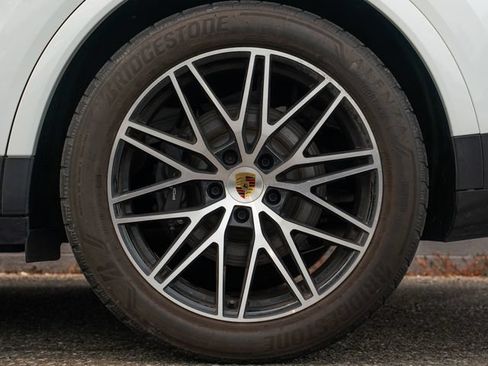 Certified 2024 Porsche Cayenne AWD/4WD image 12