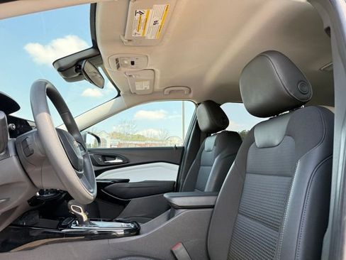 Used 2025 Chevrolet Trax LT image 24