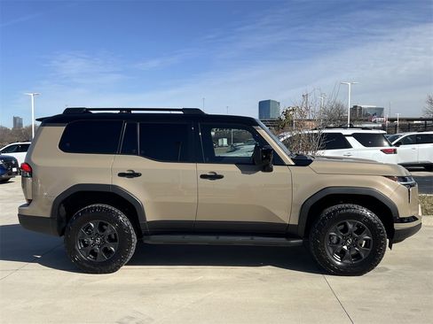 Used 2025 Lexus GX 550 image 3
