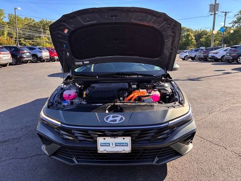 Used 2025 Hyundai Elantra Limited FWD image 10