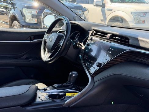 Used 2018 Toyota Camry XLE image 29
