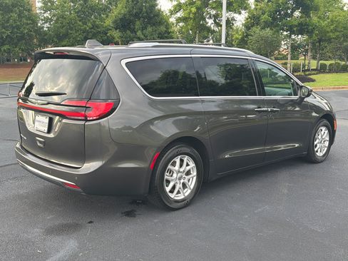 Used 2021 Chrysler Pacifica Touring-L FWD image 9